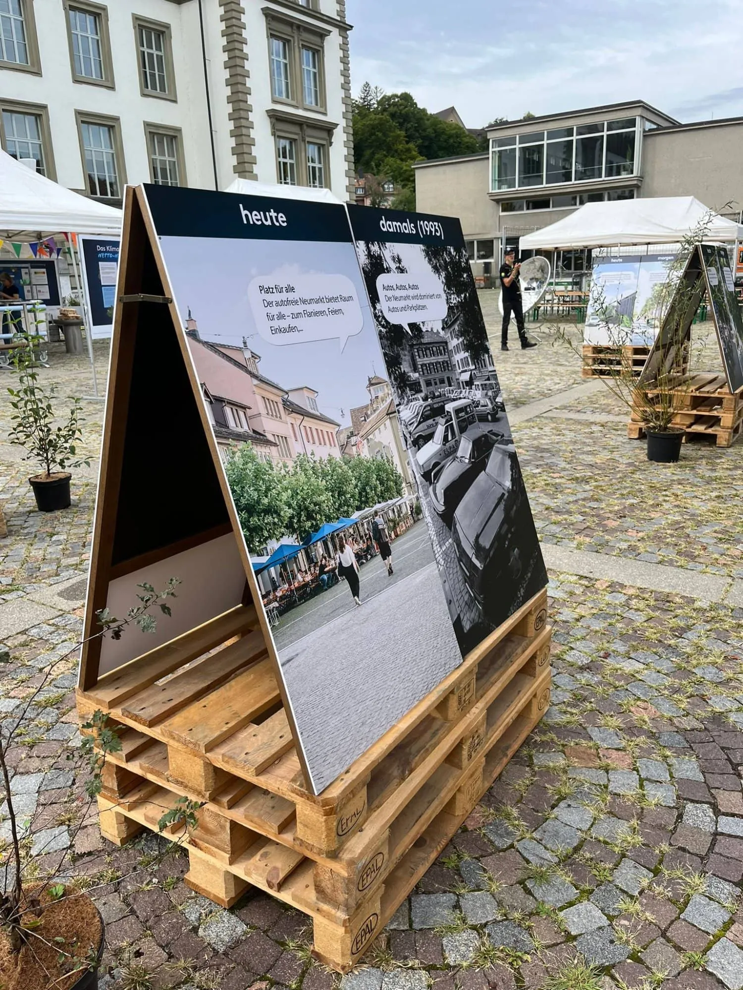 Blaue Tafel «Mobilität im Wandel» mit Velofahrerin und Kennzahlen der Stadt Winterthur auf Paletten