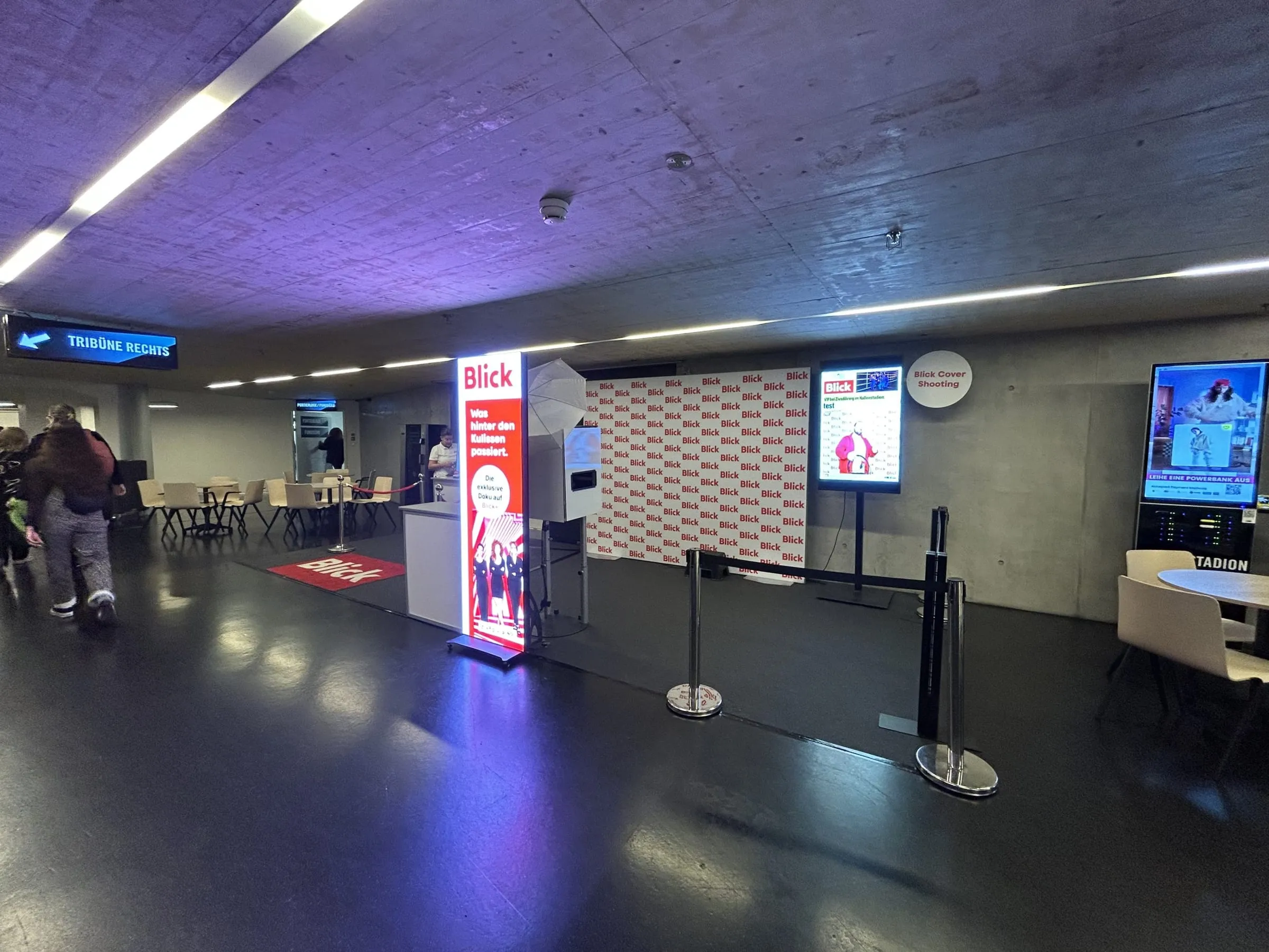 Blick-Cover-Shooting-Ecke mit Fotobox, Schirm, Logowand und Screen mit Blick-Cover im Hallenstadion