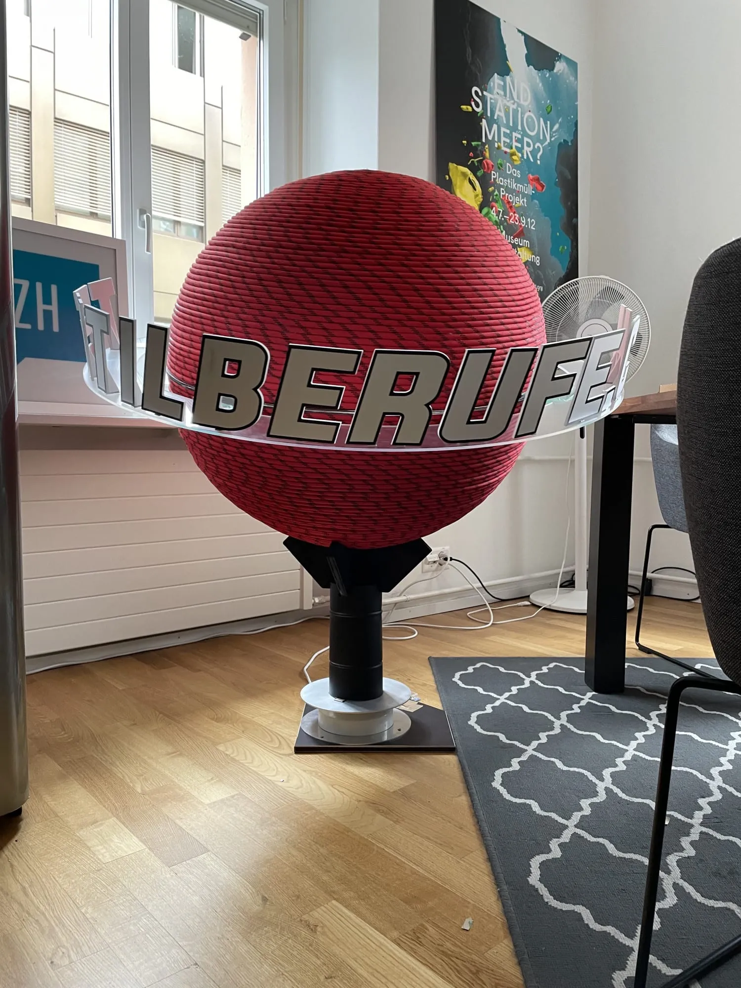 Roter Planet aus Seil mit umlaufendem Schriftzug textilberufe.ch als Prototyp im Büro