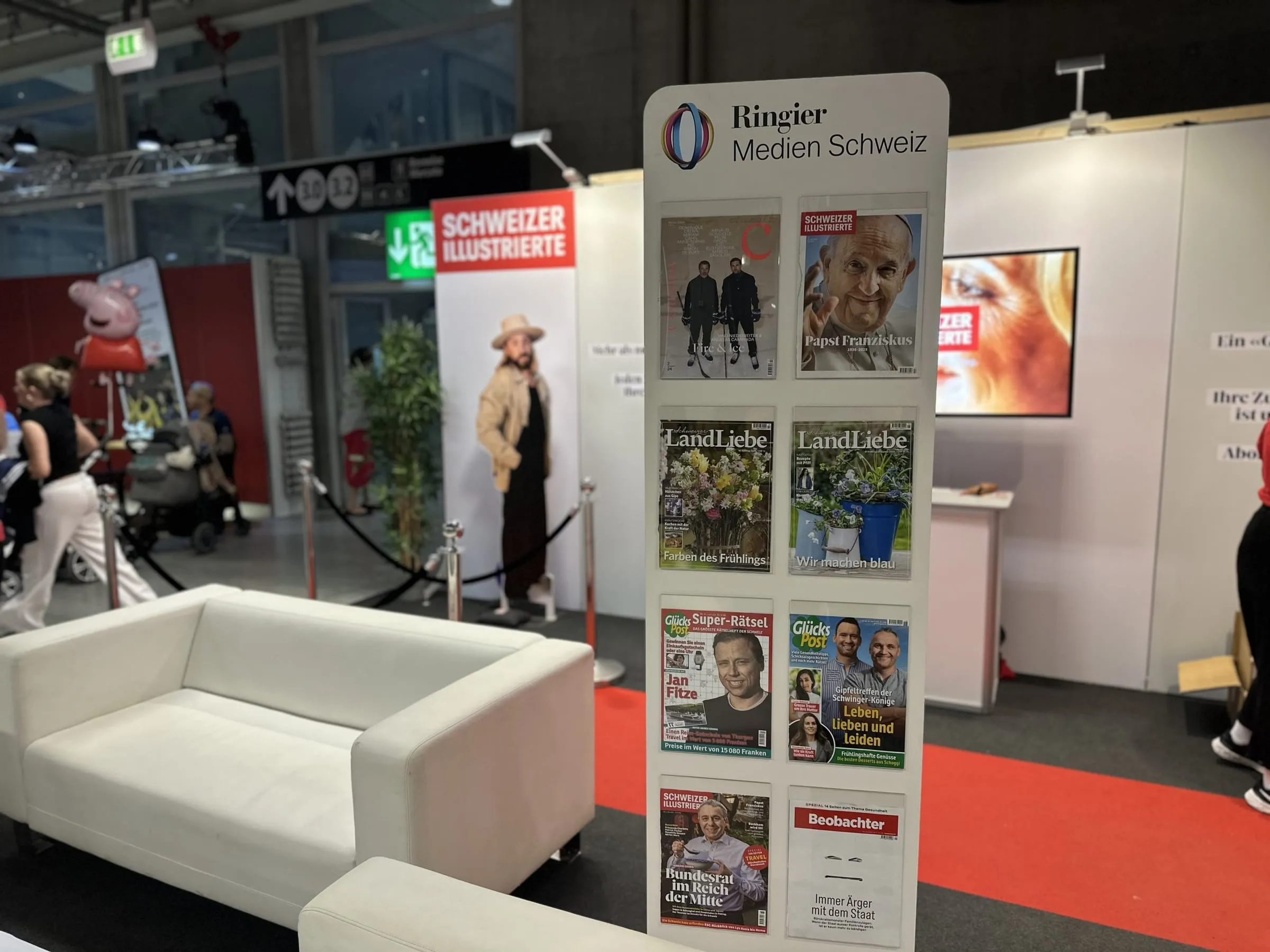 Zeitungsständer mit Ringier-Logo und Titeln von Schweizer Illustrierte, LandLiebe, GlücksPost und Beobachter