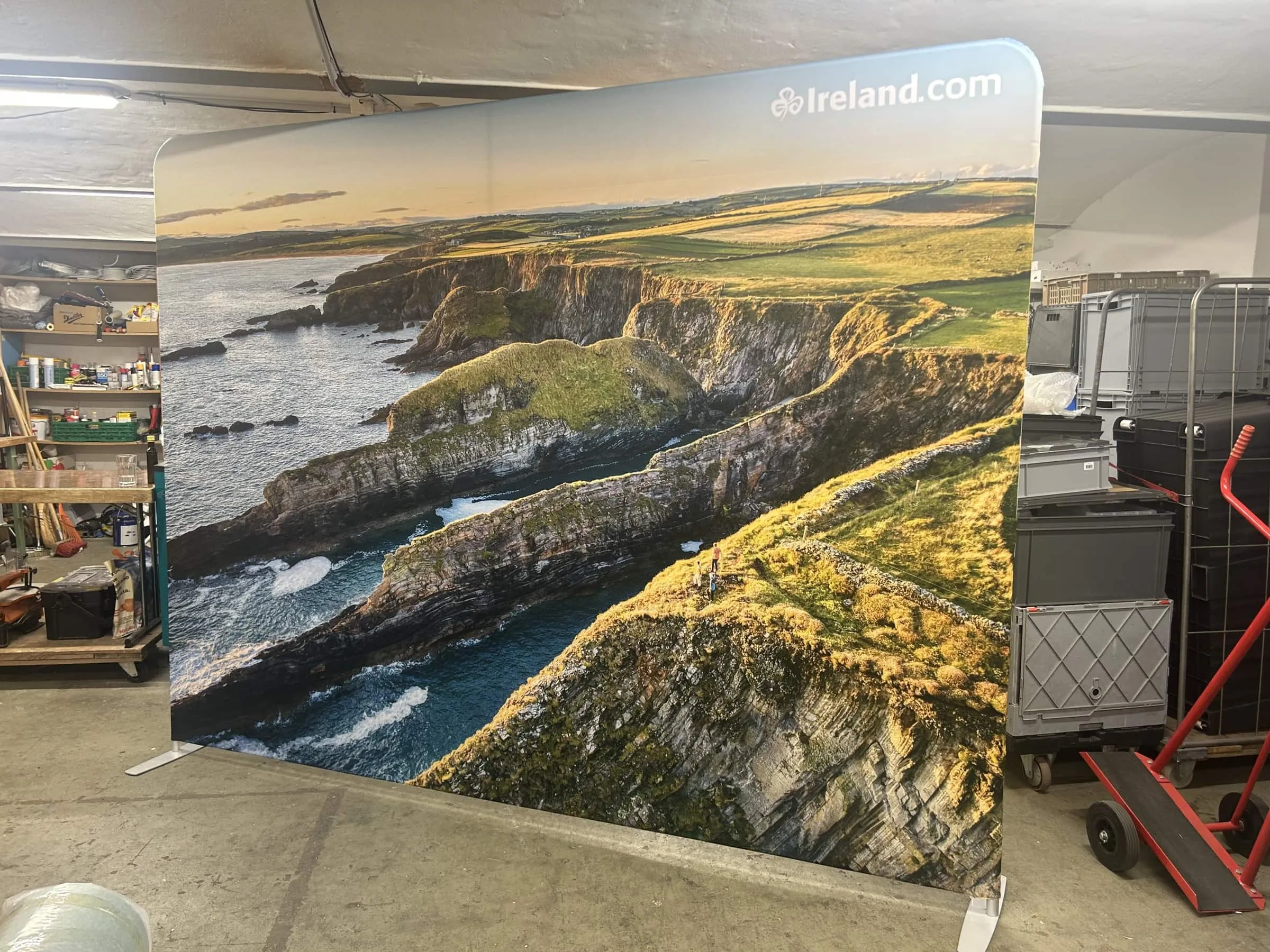 Stoffwand mit Foto einer irischen Steilküste und Aufdruck Ireland.com in der Werkstatt