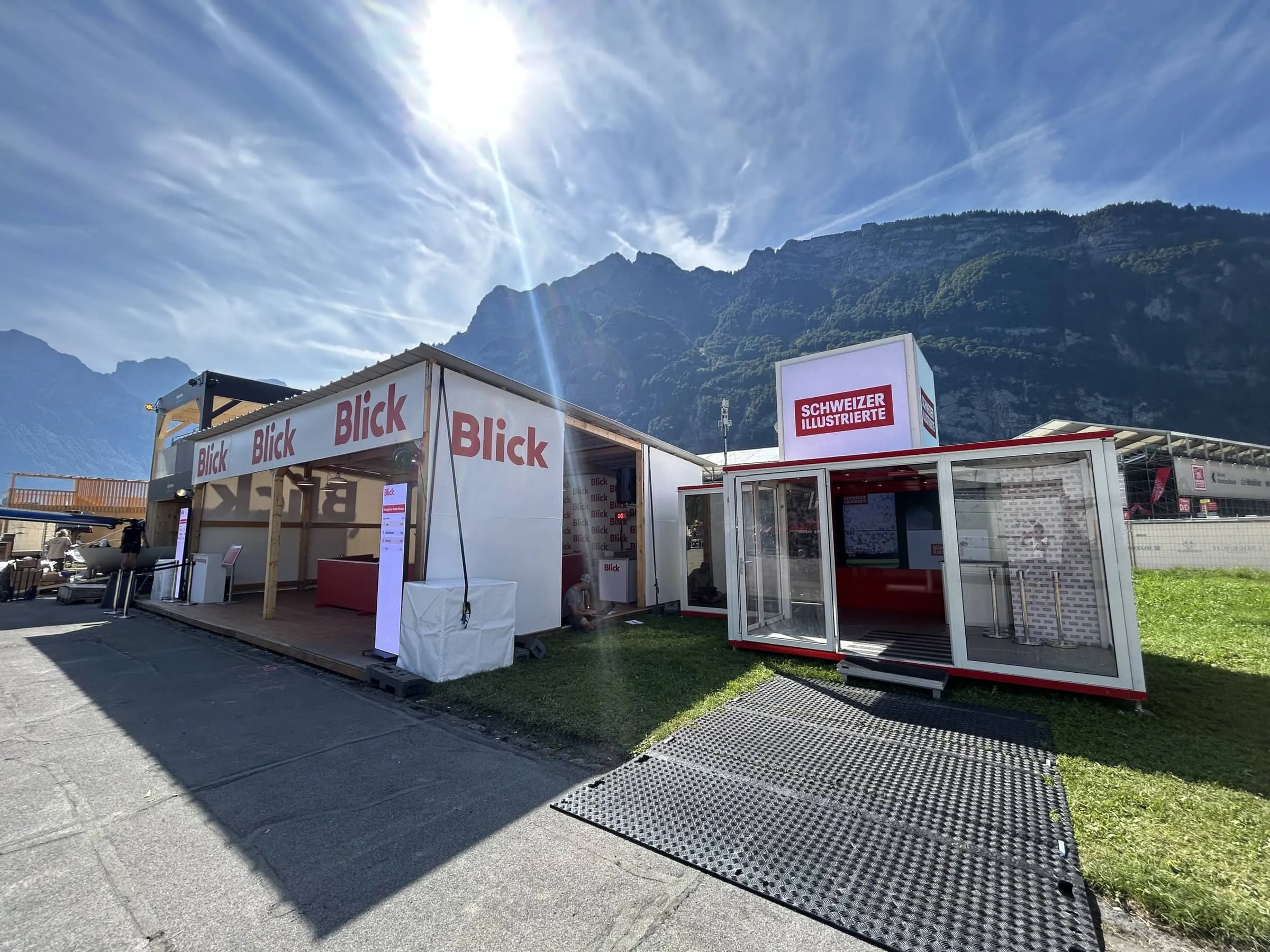 Blick-Unterstand und SI-Glascontainer nebeneinander im Gegenlicht auf dem ESAF-Gelände