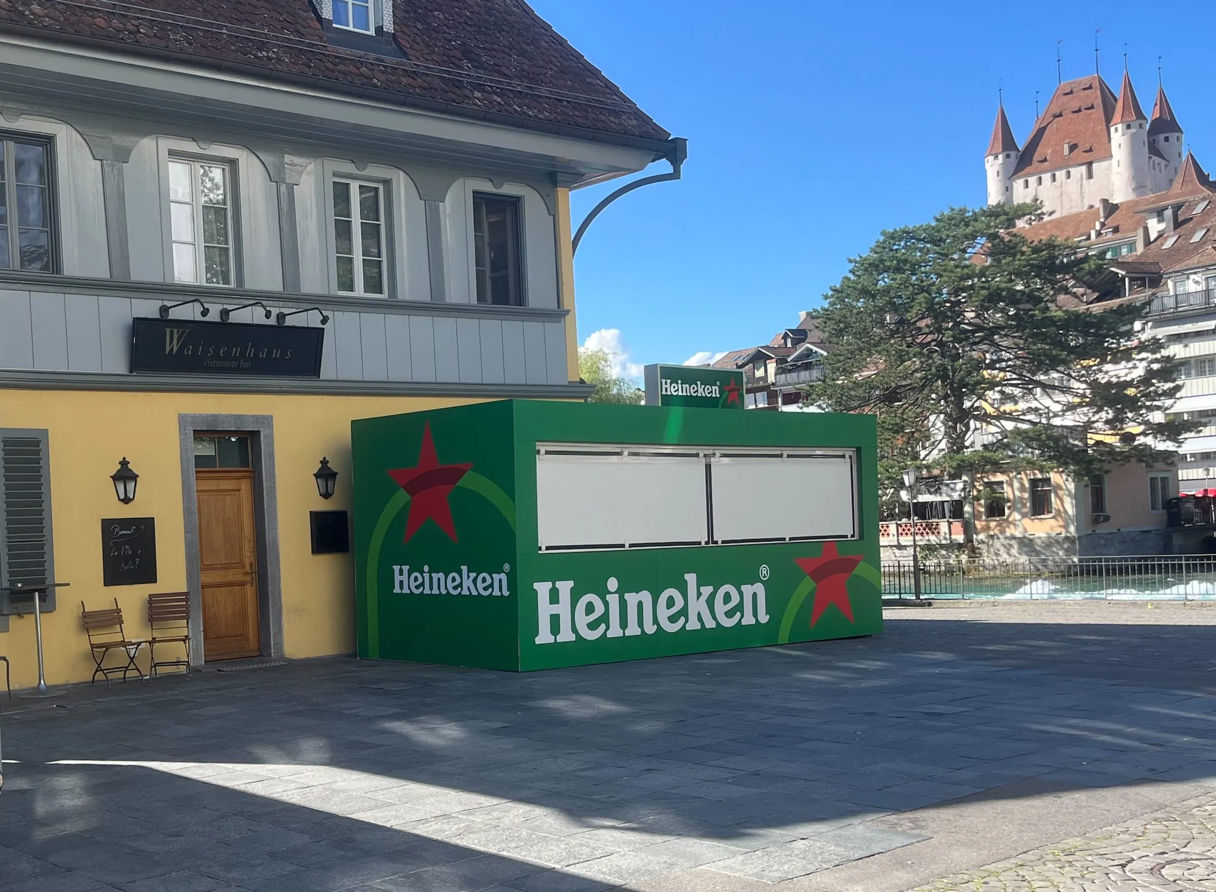 Heineken-Container auf dem Platz vor dem Restaurant Waisenhaus in Thun, im Hintergrund das Schloss Thun