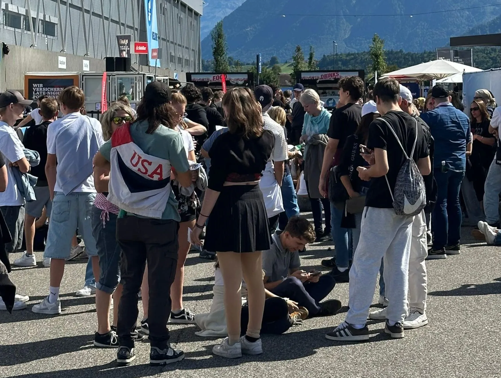 Young visitors in front of the Stockhorn Arena, with the Mobiliar container and the mountains in the background