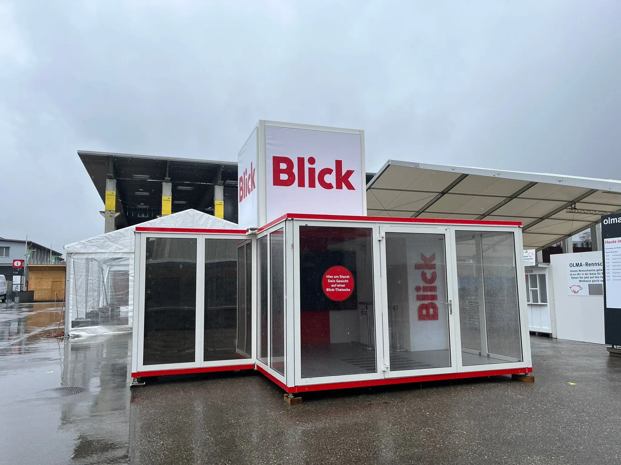 Geschlossene Blick-Box mit Glaswänden und Blick-Würfel auf dem Dach an der OLMA vor Halle 7