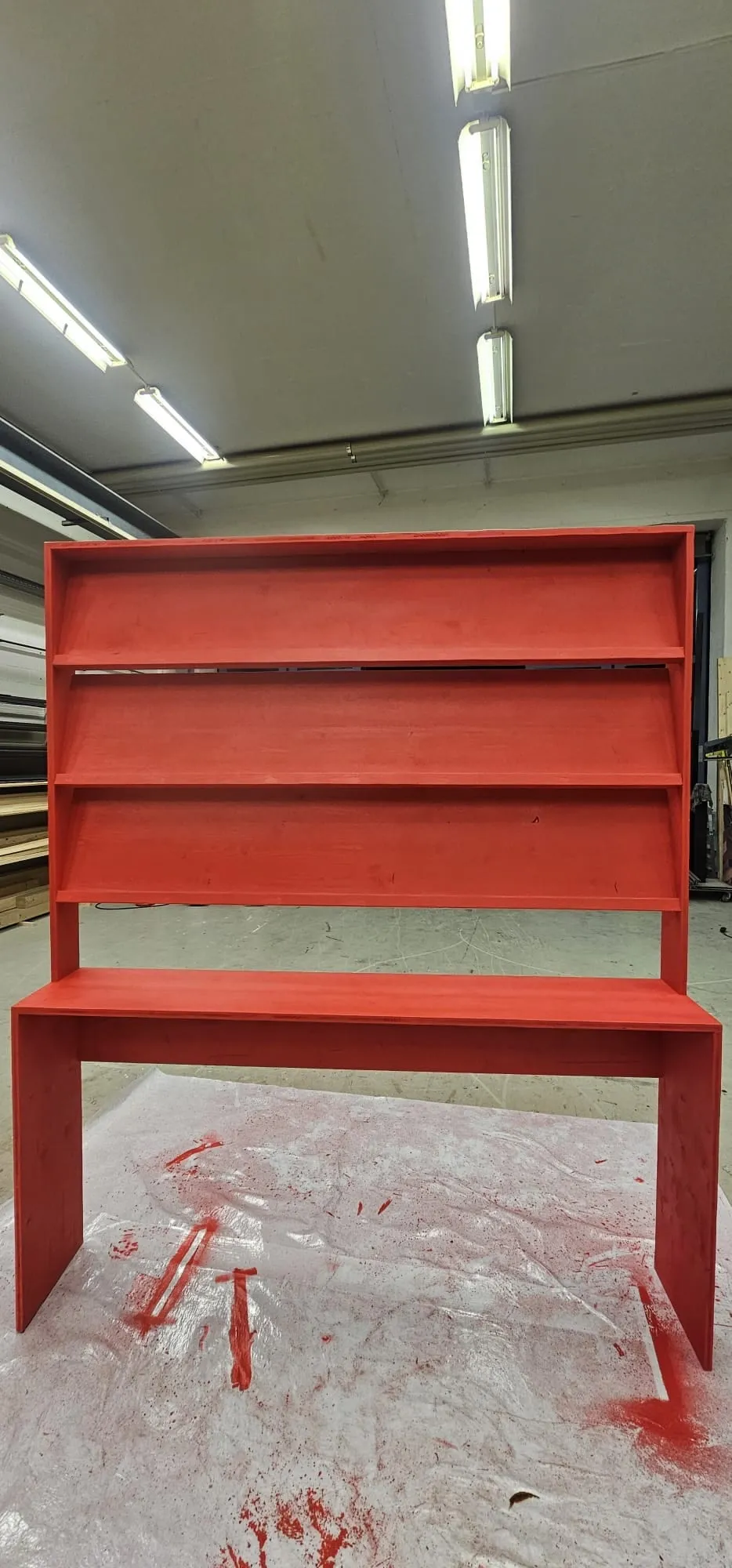 Frisch rot lackiertes Regal auf Abdeckfolie in der Werkstatt