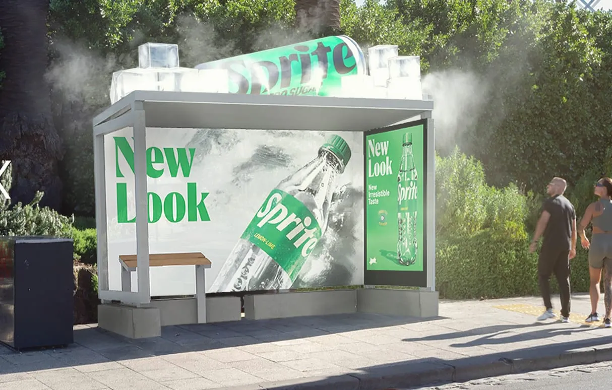 Visualisierung der Sprite-Bushaltestelle mit Sprühnebel, Eiswürfeln und Dose auf dem Dach an einer Strasse mit Bäumen