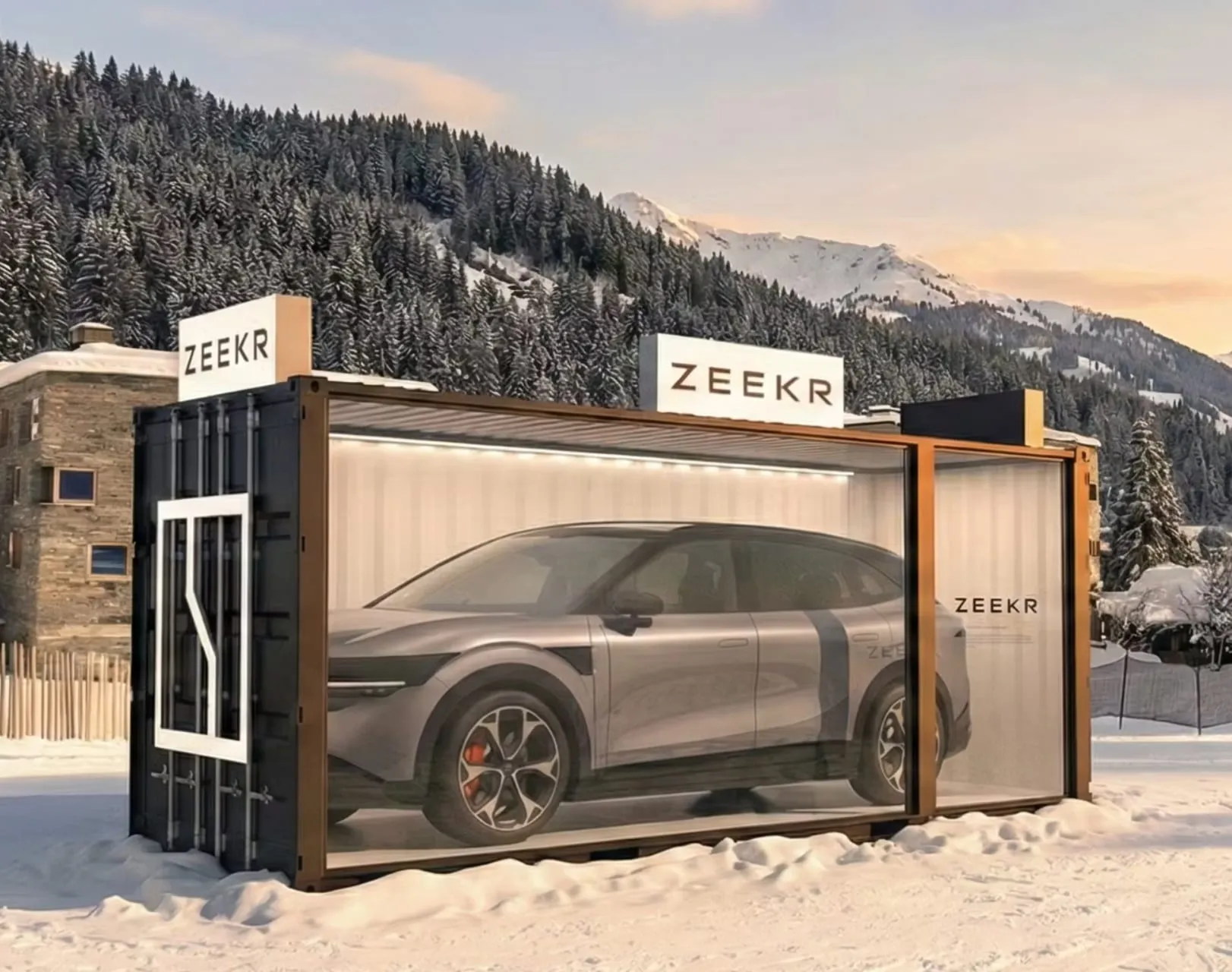Visualisierung des Zeekr-Containers mit grauem SUV hinter Glas in verschneiter Berglandschaft