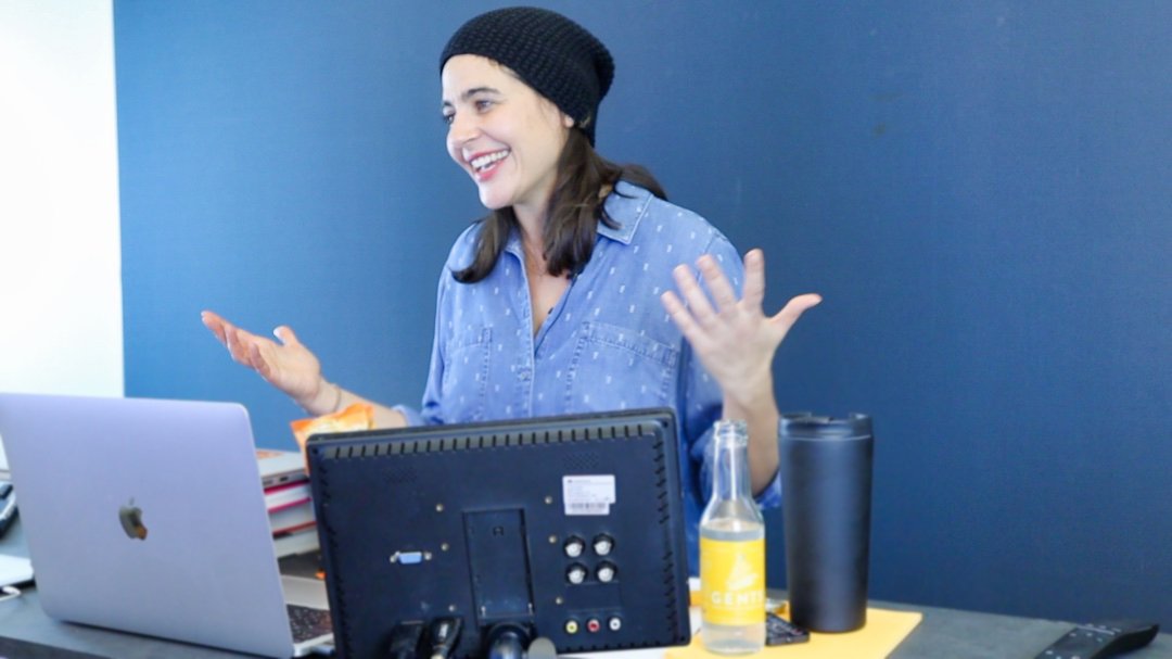 Rachel Manetsch begrüsst die Teilnehmer in unserem Streaming Studio